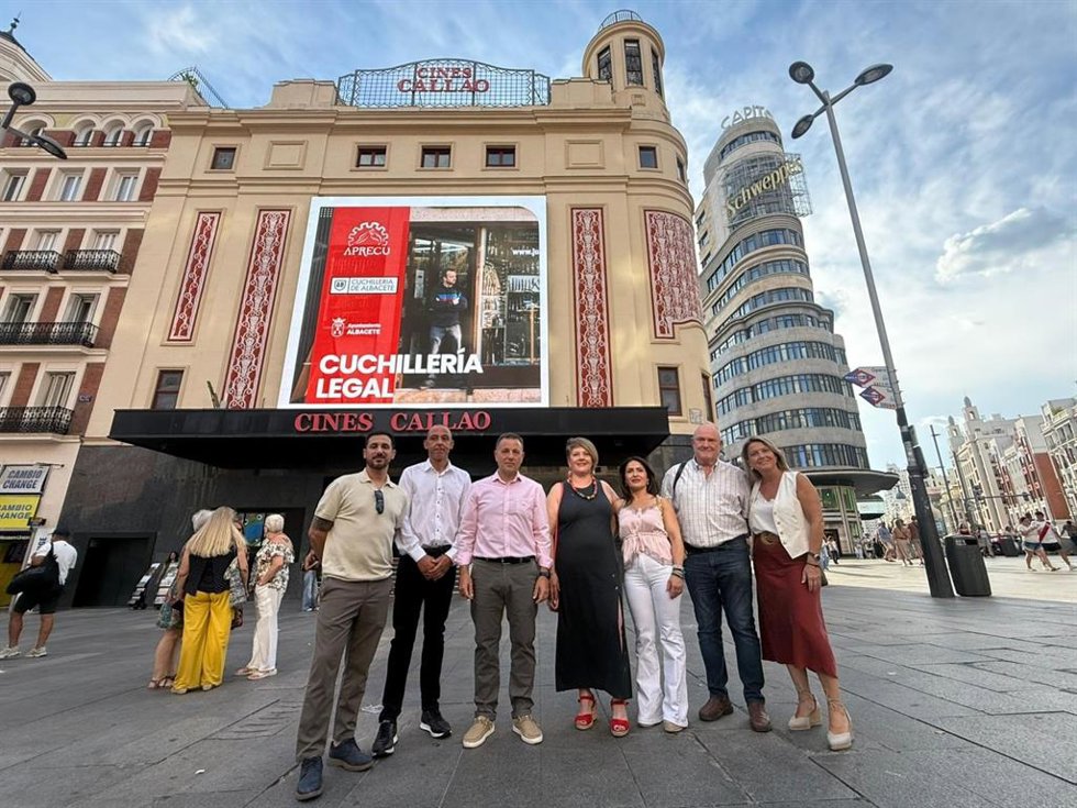 Presentación de la campaña de promoción y defensa de la cuchillería albaceteña en la Gran Vía de Madrid.