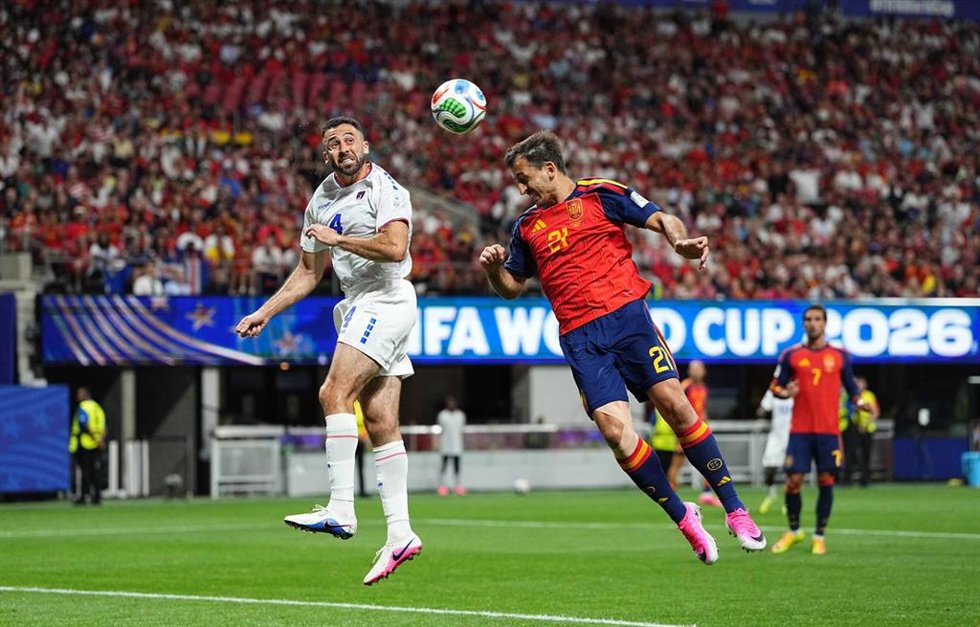 Mikel Oyarzabal y Pico Lopes pugna por un balón en el España-Cabo Verde del Mundial 2026