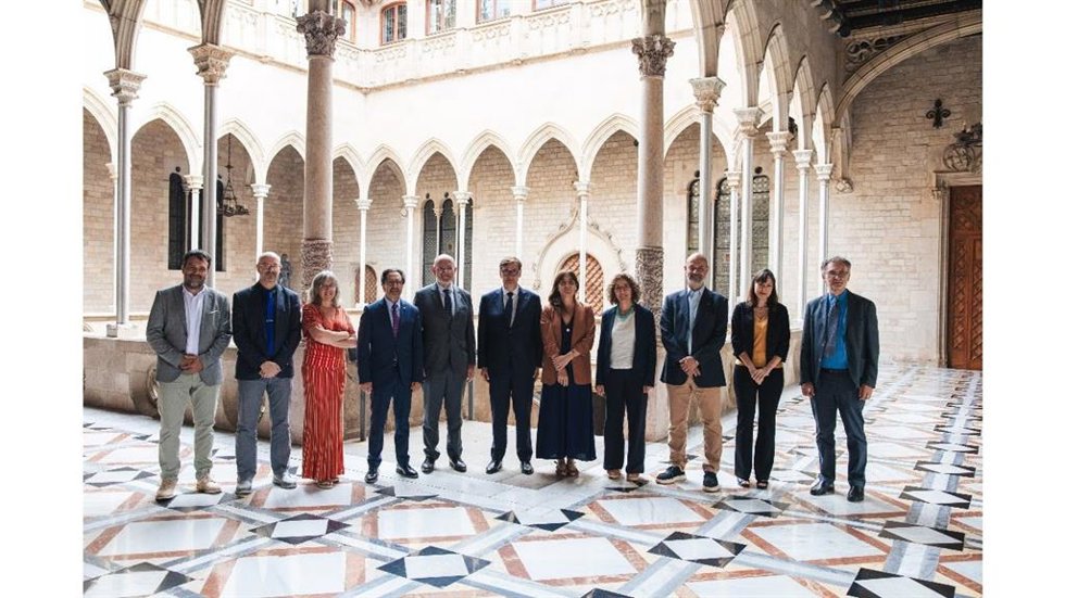 El president de la Generalitat, Salvador Illa; los consellers Juame Duch y Núria Montserrat; los rectores de las 7 universidades públicas catalanas y el presidente del IBEI, en el Palau de la Generalitat este lunes por la firma del acuerdo
