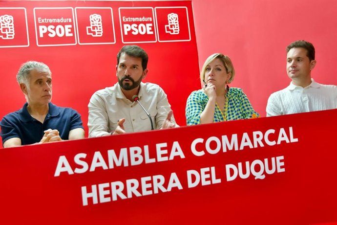 El secretario geenral del PSOE de Extremadura, Álvaro Sánchez Cotrina, participa en la Asamblea Comarcal en Herrera del Duque