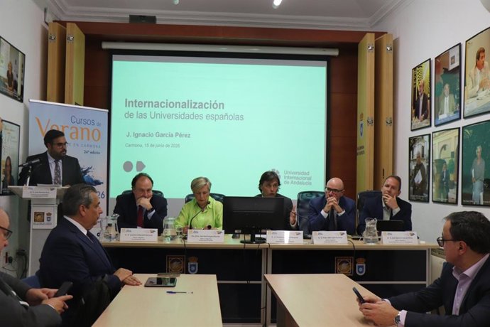 Encuentro entre el rector de la UPO, Francisco Oliva;  la rectora de la US, Carmen Vargas; el rector de la UGR, Pedro Mercado; el rector de la UNIA, José Ignacio García, y el rector de la UCA,  Casimiro Mantell,  en los Cursos de Verano de la UPO.
