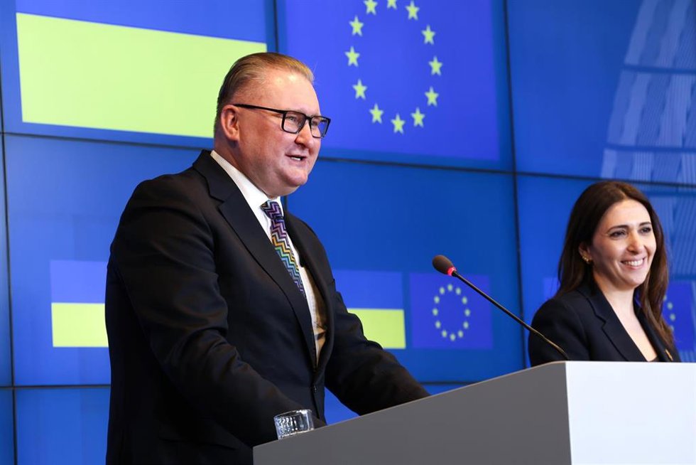 El vice primer ministro de Ucrania, Taras Kachka, junto a la viceministra de Asuntos Europeos de la República de Chipre, Marilena Raouna, este lunes en Luxemburgo.