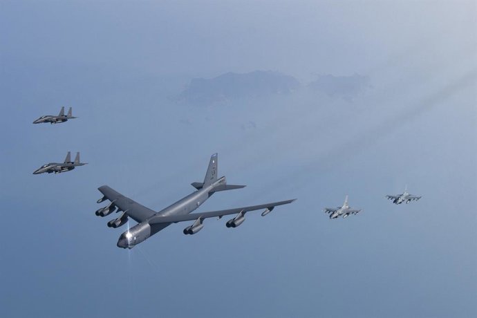 Archivo - Arquivo - 6 de março de 2023, Coreia do Sul, Gunsan: Um avião B-52H Stratofortress da Força Aérea dos EUA (C) voa em formação com caças F-15K da Força Aérea da Coreia do Sul sobre o mar ocidental da Península Coreana durante um exercício aéreo c