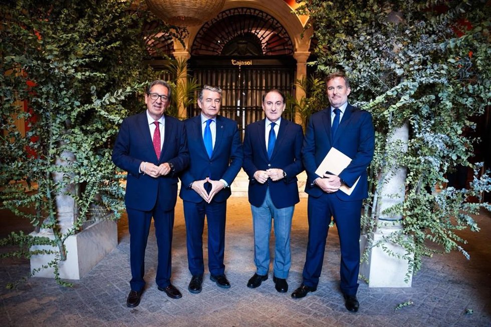 El consejero de Sanidad, Presidencia y Emergencias en funciones, Antonio Sanz; el presidente de la Fundación Cajasol, Antonio Pulido, y el presidente del Consejo Empresarial de Competitividad,  Javier González de Lara, en la foto familiar del acto.