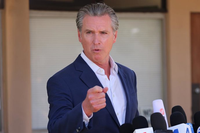 Archivo - Arquivo - 16 de julho de 2025, EUA, Downey: O governador da Califórnia, Gavin Newsom, realiza uma coletiva de imprensa para falar sobre a desmobilização de 2.000 membros da Guarda Nacional pelo governo federal, bem como sobre o impacto das opera