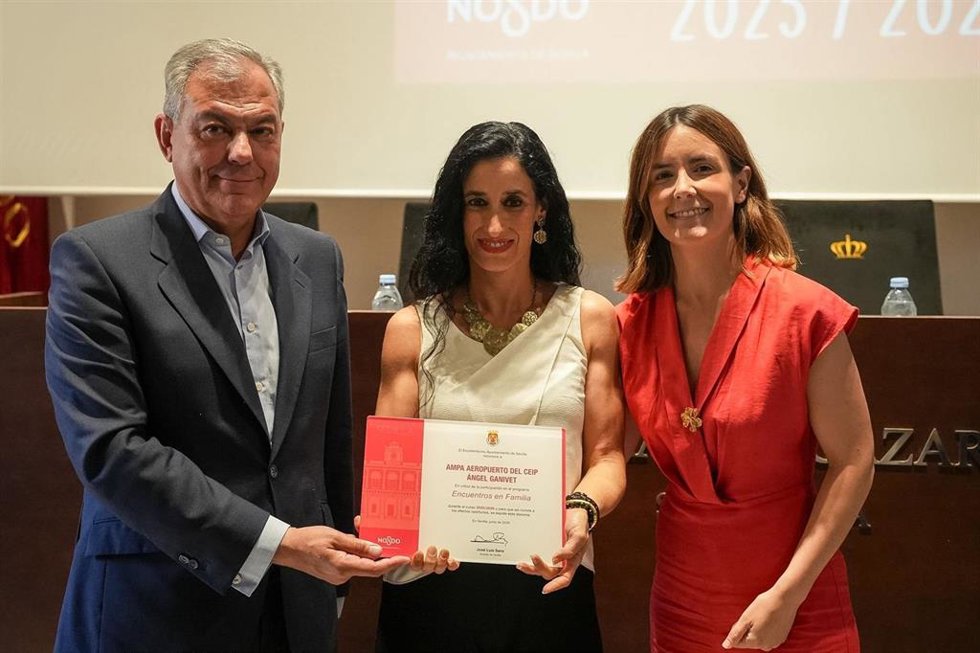 El alcalde de Sevilla, José Luis Sanz, clausura el programa 'Encuentros en Familia' junto a representantes de las AMPAs de la ciudad.