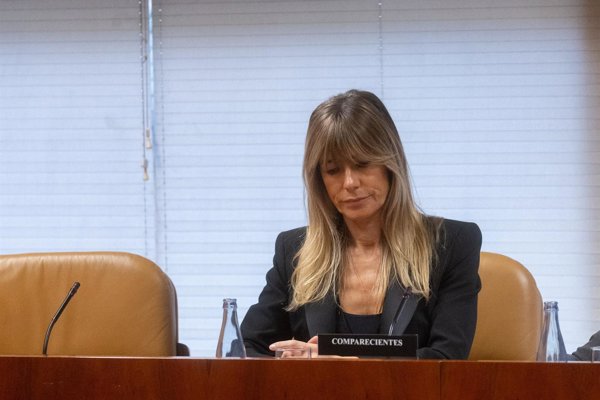 La acusación mantiene la petición de retirada de pasaporte para Begoña Gómez y que comparezca cada 15 días en el juzgado