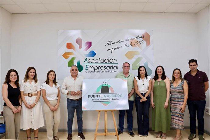 Foto familiar en el acto de entrega del reconocimiento como Centro Comercial Abierto de Andalucía a Fuente Palmera.