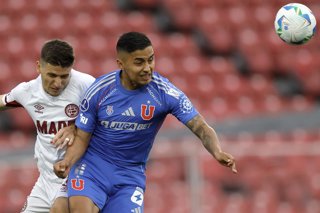 Futbol, Universidad de Chile vs Lanus. Copa Sudamericana 2025. El jugador de Universidad de Chile Nicolas Guerra, centro, disputa el balon con Sasha Marcich de Lanus durante el partido de ida de la semifinal de la Copa Sudamericana realizado en el