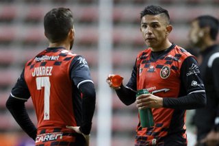 Futbol, Deportes Limache vs Deportes La Serena. Fecha 10, campeonato de primera B 2024. El jugador de Deportes Limache Felipe Flores, derecha, habla con Facundo Juarez es fotografiado durante el partido de primera division contra Deportes La Serena