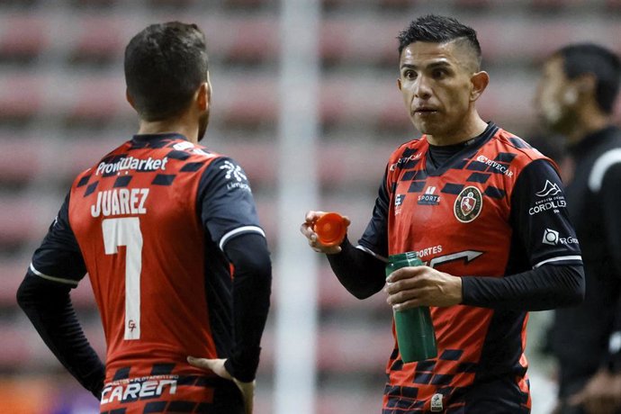 Futbol, Deportes Limache vs Deportes La Serena. Fecha 10, campeonato de primera B 2024. El jugador de Deportes Limache Felipe Flores, derecha, habla con Facundo Juarez es fotografiado durante el partido de primera division contra Deportes La Serena