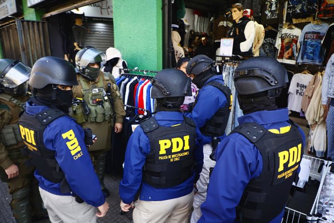 Santiago 4 de junio 2026. Se lleva a cabo un operativo conjunto entre Carabineros  y la Polic a de Investigaciones, orientado a la fiscalizacion de personas en situacion migratoria irregular y al combate del comercio ilegal en el sector.  Dragomir