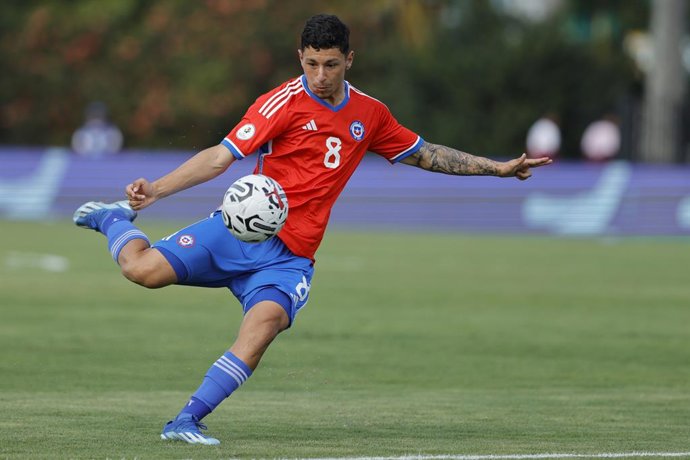 Futbol, Peru vs Chile.  Torneo preolimpico Sudamericano sub 23.  El jugador de Chile Cesar Perez juega el balon contra Peru durante el partido de primera fase grupo B del Torneo preolimpico Sudamericano sub 23 realizado en el estadio Polideportivo Misael