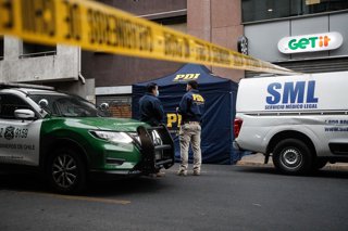 Santiago, 27 de Octubre de 2025.   Por razones que investiga la PDI, mujer cae de altura desde un edificio ubicado en calle San Martin en Santiago Centro  Diego Martin /Aton Chile