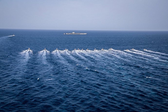 Archivo - Imagen de archivo de barcos iraníes en el estrecho de Ormuz