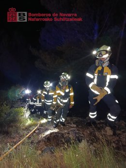 Labores nocturnas de extinción de incendio en la Cendea de Olza.