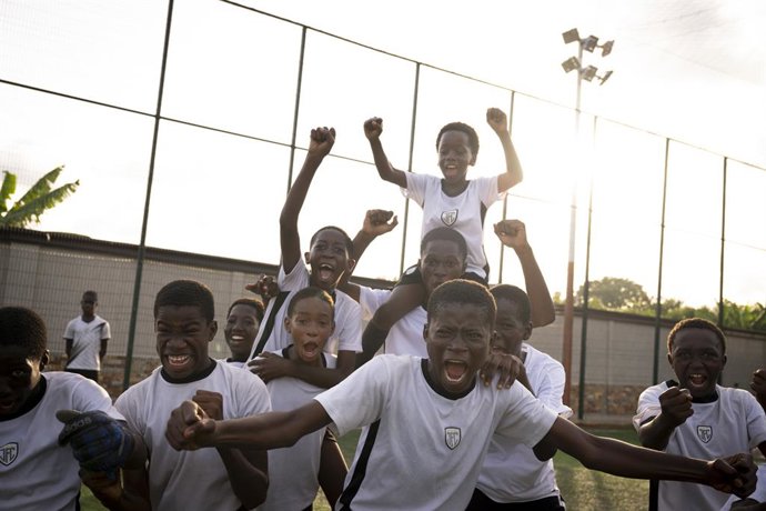 Jóvenes celebrando un gol en uno de los centros adscritos al programa