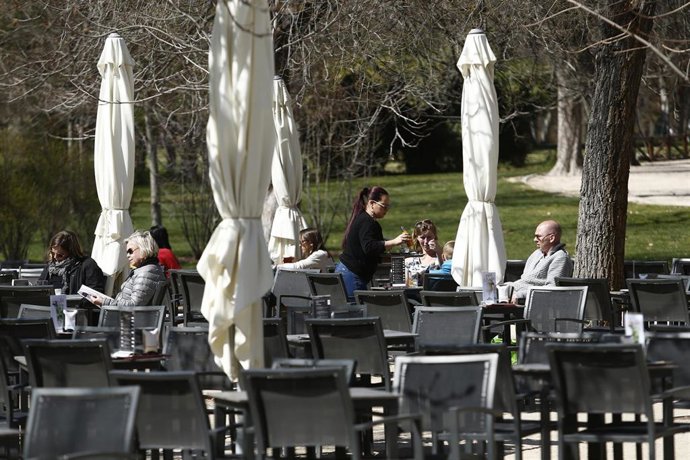 Archivo - Una camarera sirviendo mesas en una terraza de Madrid  