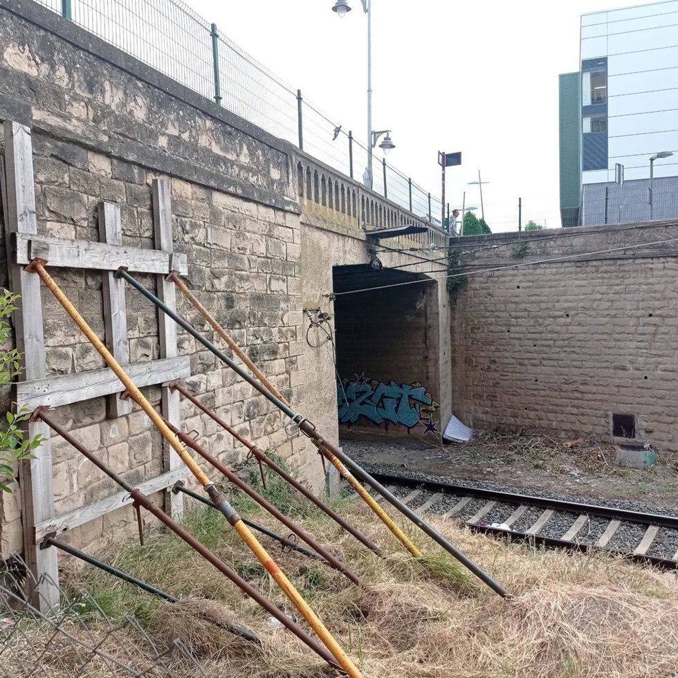 Por La Rioja exige una revisión urgente del puente sobre la vía del tren entre Murrieta y Paula Montal
