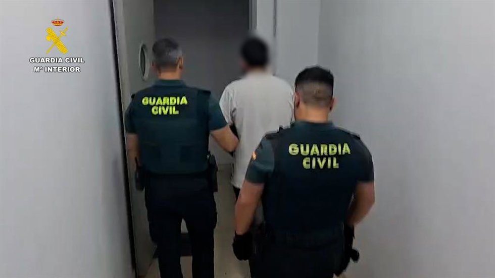Dos agentes junto al detenido, en dependencias de la Guardia Civil