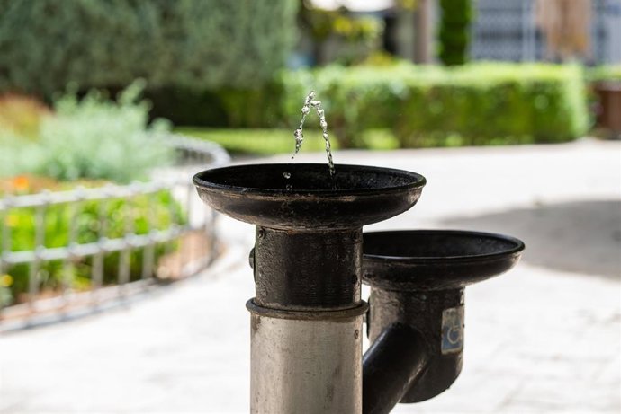 Archivo - Una fuente de agua