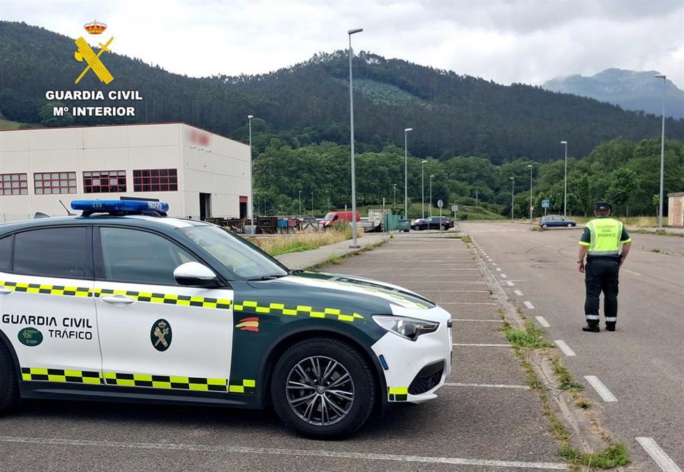 Patrulla de la Guardia Civil de Tráfico en el lugar del suceso