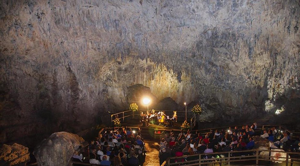 Archivo - Imagen de archivo de un concierto en la Cuevona de Ardines