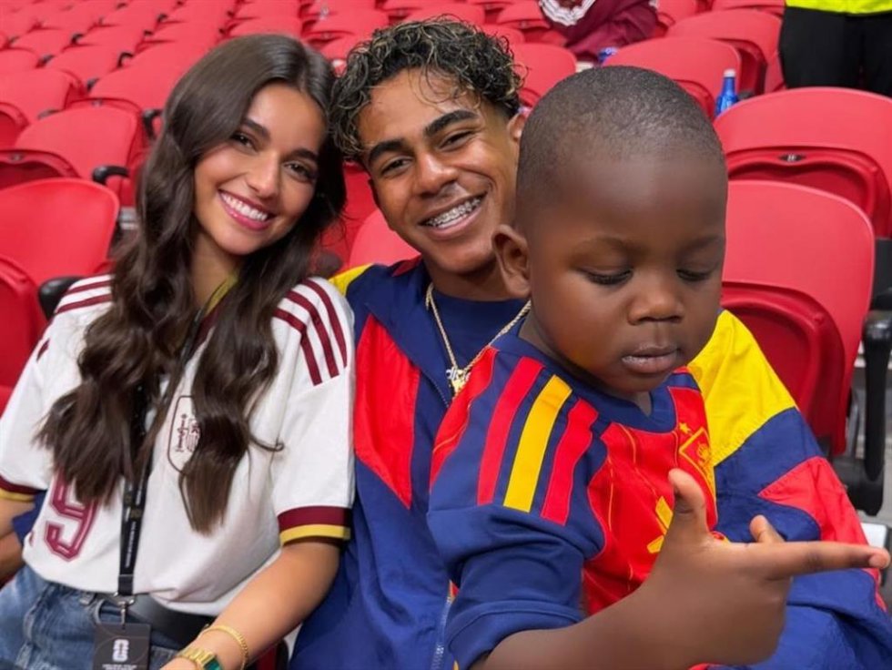 Lamine Yamal ha compartido una imagen en redes con Inés García y su hermanito tras el debut de La Roja en el Mundial