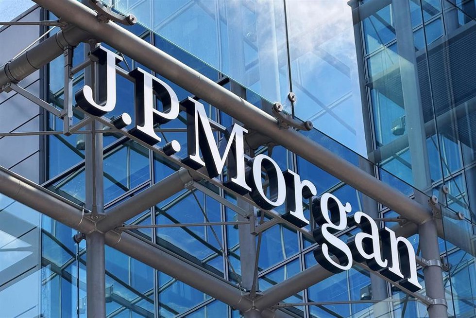 FILED - 19 May 2026, Berlin: FILE PHOTO - The logo of US bank JPMorgan Chase is displayed in the Axel-Springer-Passage in Berlin, where a branch of the company is located. Photo: Julian Degler/dpa