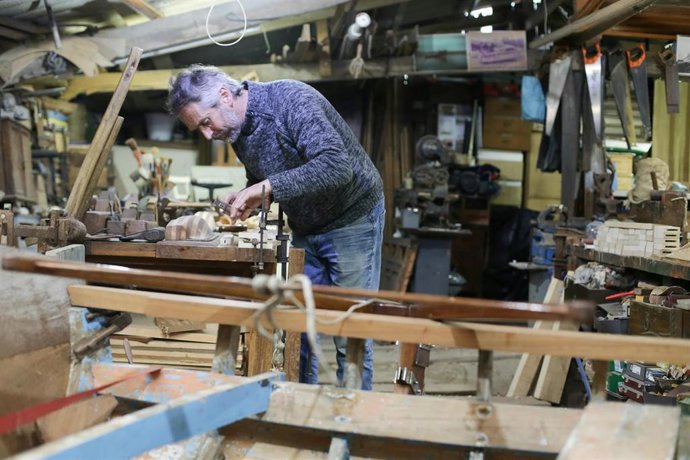 Archivo - Un carpintero de ribera trabajando en su astillero, a 16 de abril de 2023