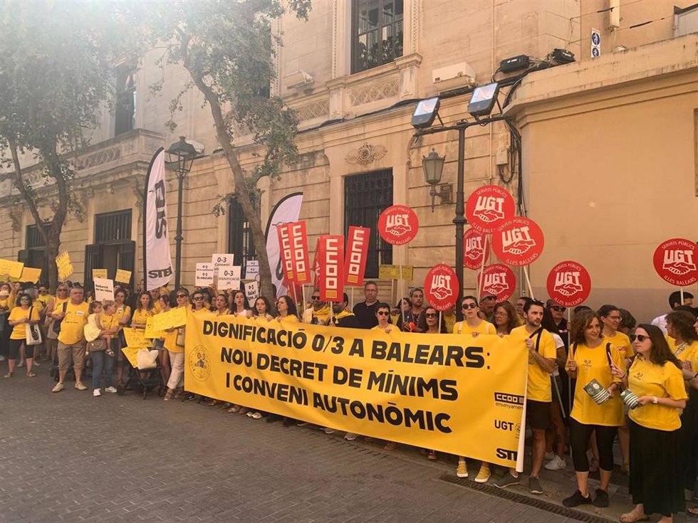 Concentración de las trabajadoras de las 'escoletes' frente al Parlament