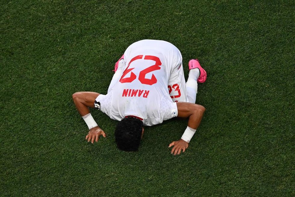 El internacional iraní Ramin Rezaeian celebra el gol del empate contra Nueva Zelanda en su debut en el Mundial de Estados Unidos, México y Canadá.