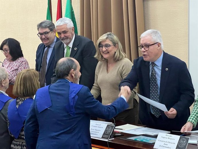 Imagen de entrega de diplomas de la Universidad de los Mayores de Extremadura