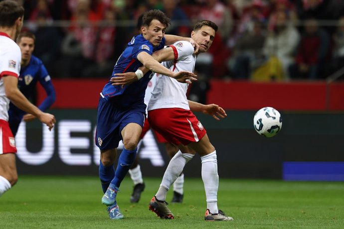 Archivo - Ante Budimir of Croatia and Jan Bednarek of Poland during the UEFA Nations League, League A, Group A1 football match between Poland and Croatia on 15 October 2024 at PGE Narodowy stadium in Warsaw, Poland - Photo Piotr Matusewicz / DPPI