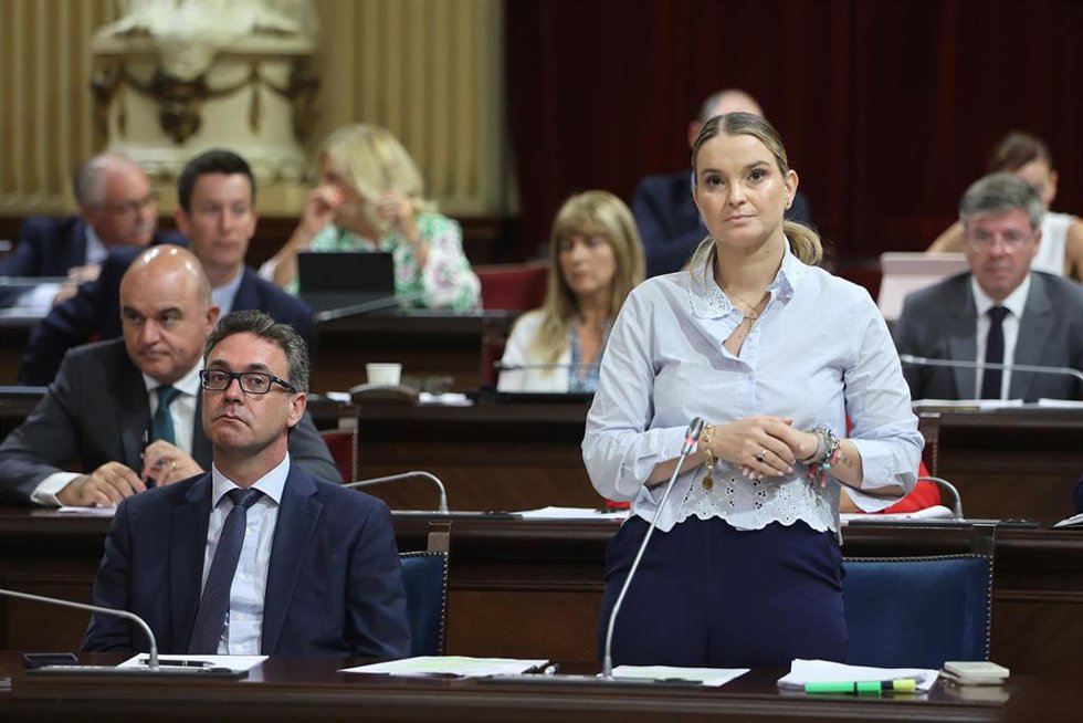 Archivo - La presidenta del Govern balear, Marga Prohens, en un pleno