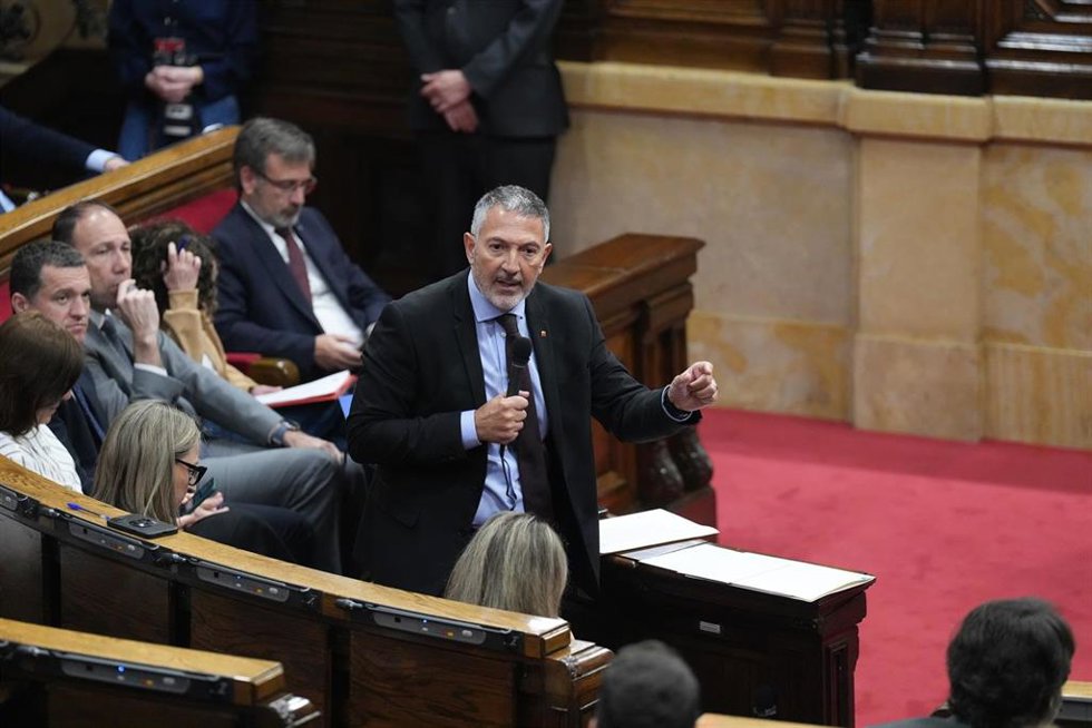 Archivo - El conseller de Empresa de la Generalitat de Catalunya, Miquel Sàmper, durante un pleno en el Parlament de Catalunya, a 15 de abril de 2026, en Barcelona, Catalunya (España). 