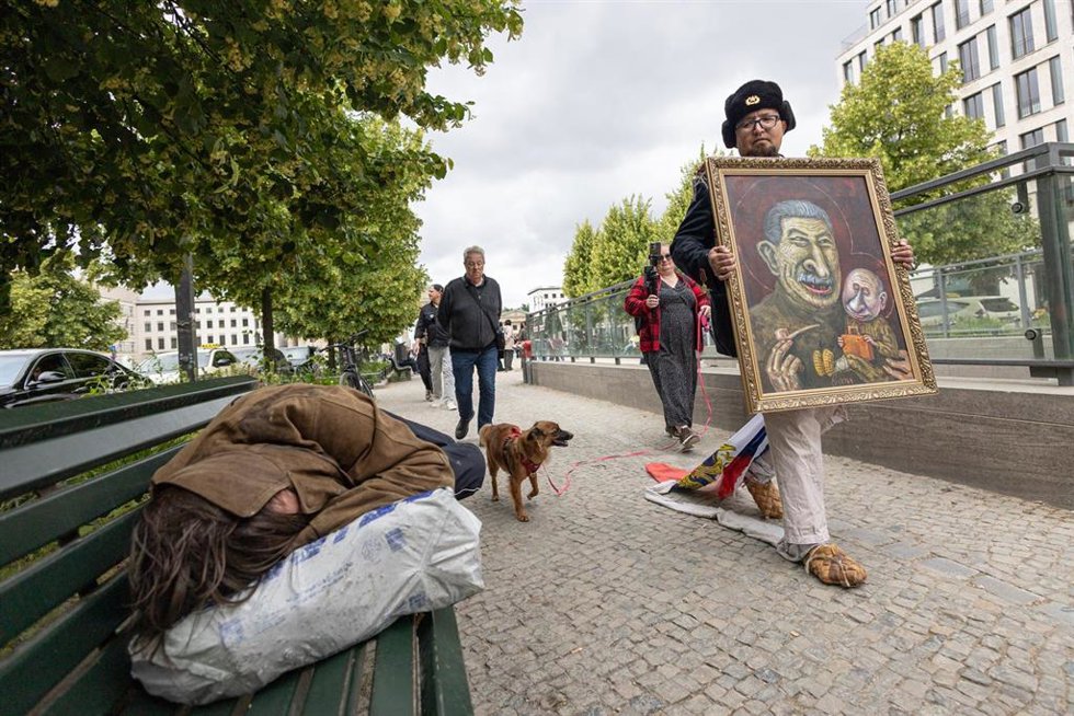 El artista y activista ruso Semion Skrepetski recorre el centro de Berlín durante una acción con motivo del Día de Rusia.
