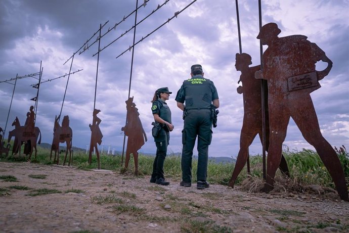 Dos agentes de la Guardia Civil