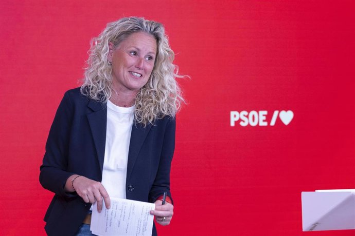 Archivo - La portavoz del PSOE, Montse Mínguez, en una rueda de prensa en la sede del partido en Ferraz.