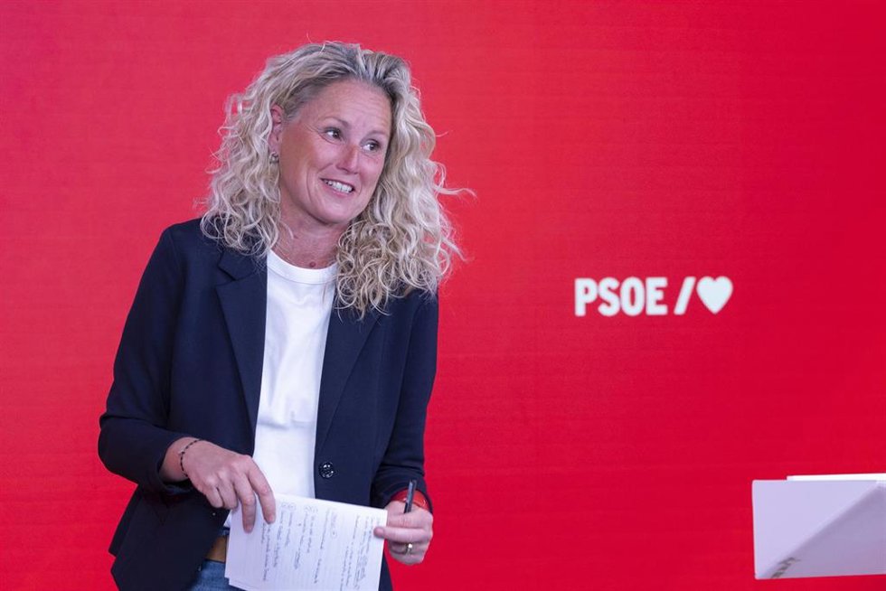 Archivo - La portavoz del PSOE, Montse Mínguez, en una rueda de prensa en la sede del partido en Ferraz.