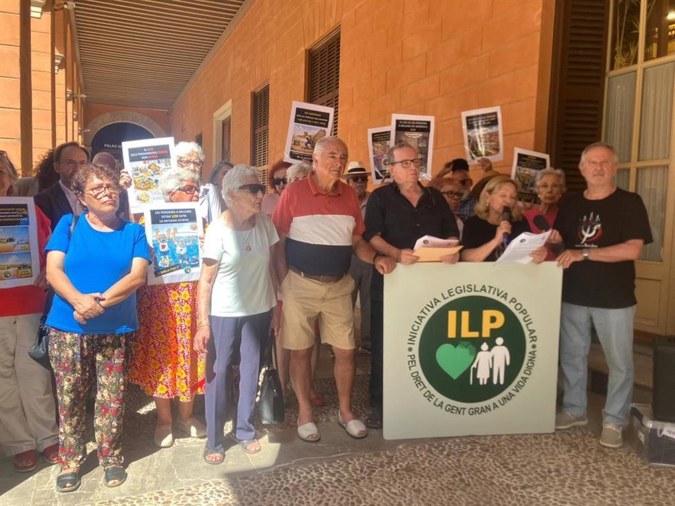 Miembros de la Coordinadora Balear para la defensa de las Pensiones Públicas se concentran frente al Parlament.