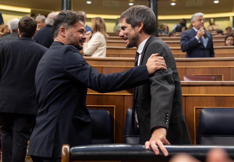 Archivo - El portavoz de ERC en el Congreso, Gabriel Rufián (i), y el ministro de Cultura, Ernest Urtasun (d), conversan a su llegada a una sesión plenaria, en el Congreso de los Diputados, a 5 de diciembre de 2023, en Madrid (España). 