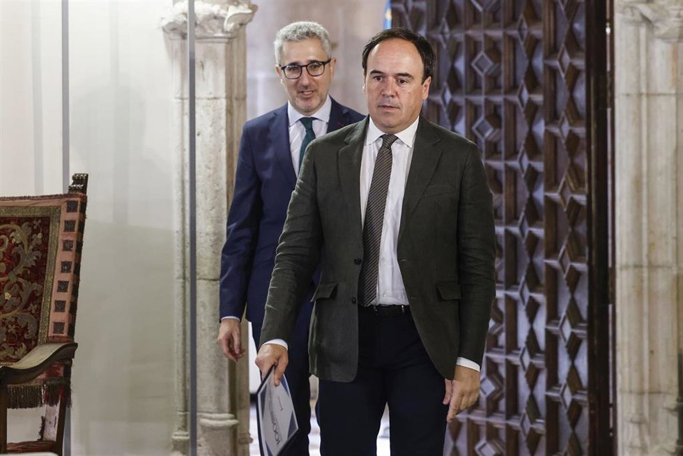 El presidente de la Generalitat valenciana, Juanfran Pérez Llorca, y el ministro de Hacienda, Arcadi España, durante una reunión, en el Palau de la Generalitat valenciana, a 15 de junio de 2026. 