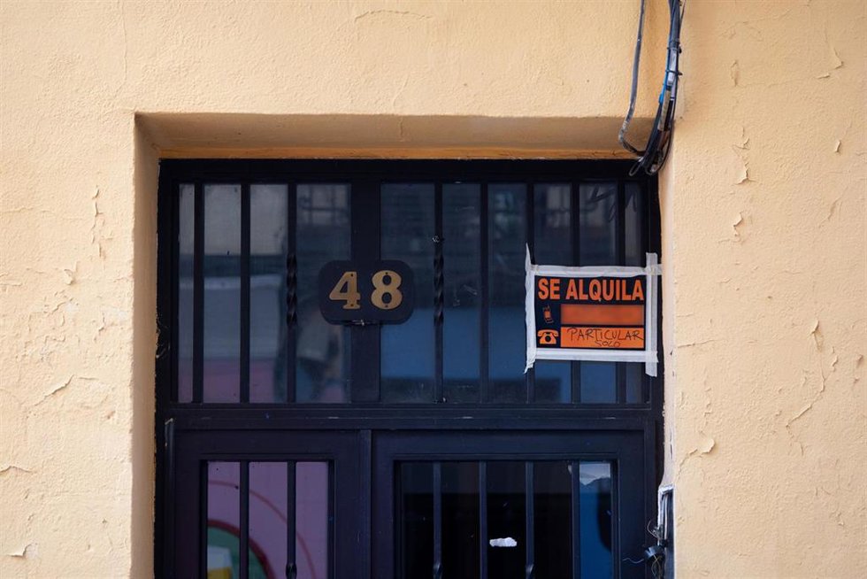 Archivo - Cartel de alquiler de vivienda