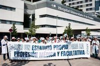 Médicos y facultativos claman ante el 12 de Octubre por una solución que evite la huelga tras el verano