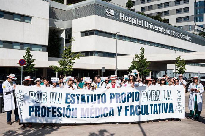 Médicos y facultativos durante una concentración frente al Hospital 12 de Octubre
