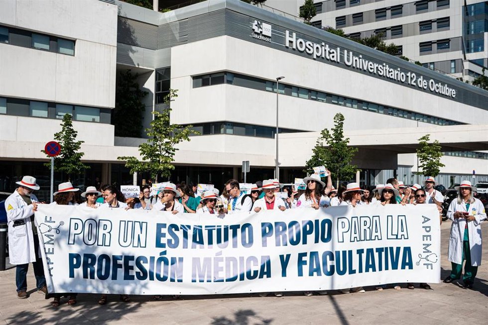 Médicos y facultativos durante una concentración frente al Hospital 12 de Octubre