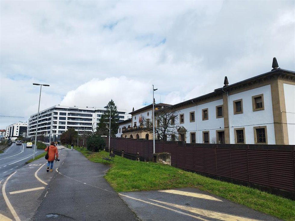 Archivo - La cárcel de Martutene y al fondo la primera fase del barrio de Txomin-enea.