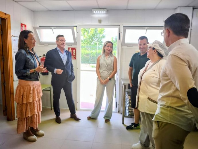 La consejera de Educación, Ciencia y Universidades, Carmen Susín, ha visitado este martes la cocina del CEIP Josefa Amar y Borbón.