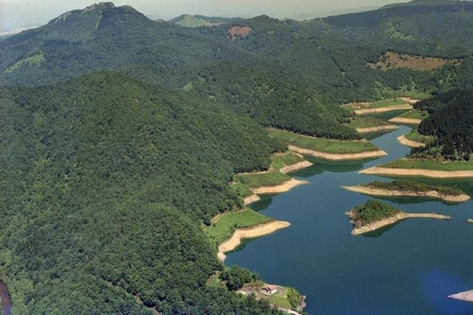 Vista aérea del embalse de Añarbe en Goizueta